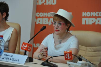 Пресс-центр ИД `Комсомольская правда`. Тема: `С какими вопросами люди идут к народным целителям? Резервы человеческого организма и механизмы оздоровления.` На снимке: `Азербайджанская Ванга`, ясновидящая и целительница Нурида Курбанова.