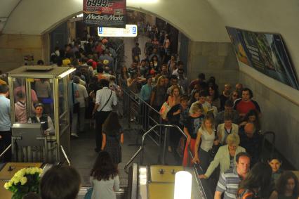 Московский метрополитен. Станция Бауманская. На снимке: пассажиры метро.