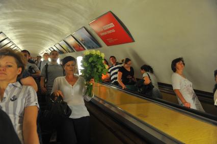 Московский метрополитен. Станция Бауманская. На снимке: люди на эскалаторе.