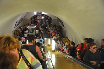 Московский метрополитен. Станция Бауманская. На снимке: люди на эскалаторе.