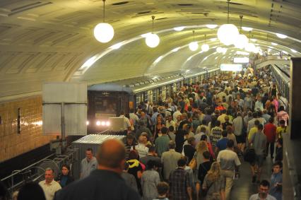 Московский метрополитен. Станция Бауманская. На снимке: пассажиры метро.