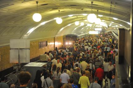 Московский метрополитен. Станция Бауманская. На снимке: пассажиры метро.