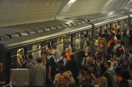 Московский метрополитен. Станция Бауманская. На снимке: пассажиры метро осуществляют посадку на прибывший поезд.