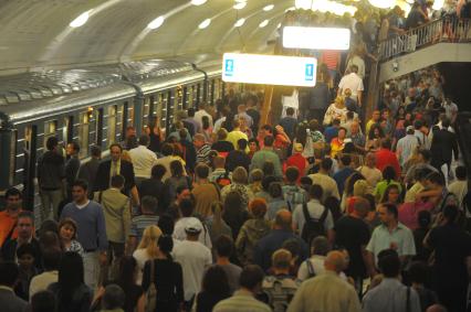 Московский метрополитен. Станция Бауманская. На снимке: пассажиры метро осуществляют посадку на прибывший поезд.