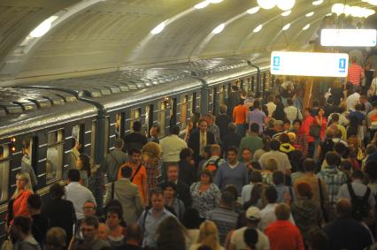 Московский метрополитен. Станция Бауманская. На снимке: пассажиры метро осуществляют посадку на прибывший поезд.