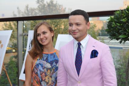 Прием журнала `HELLO` `Великие имена` в рамках 35-го ММКФ. На снимке: актер Александр Олешко с подругой Викторией Минеевой.