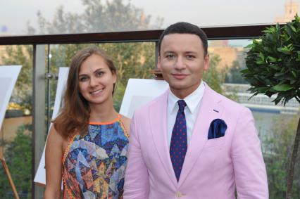 Прием журнала `HELLO` `Великие имена` в рамках 35-го ММКФ. На снимке: актер Александр Олешко с подругой Викторией Минеевой.