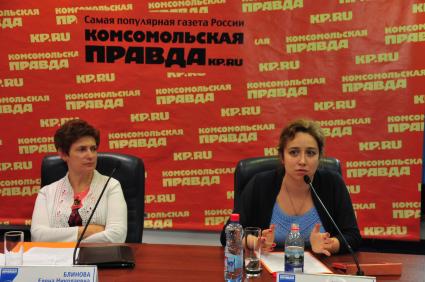 Пресс-центр ИД `Комсомольская правда`. Круглый стол на тему: `Пенсионная реформа и негосударственное пенсионное страхование: как копить на будущую пенсию?`. На снимке: начальник Департамента организации и контроля инвестиционных процессов Пенсионного фонда России Елена Блинова (слева) и директор проекта Фонда общественного мнения (ФОМ) Людмила Преснякова.