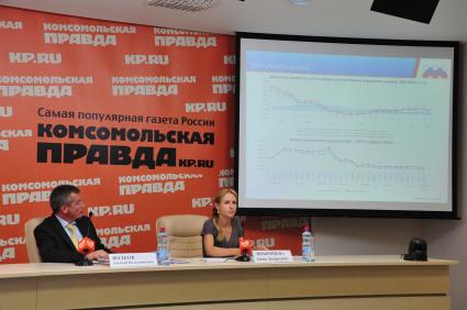 Пресс-центр ИД `Комсомольская правда`. Тема: `Ипотечный бум-2013`. На снимке: директор по маркетингу Национального бюро кредитных историй (НБКИ) Алексей Волков и руководитель Аналитического центра Агентства по ипотечному жилищному кредитованию ОАО `АИЖК` Анна Любимцева.