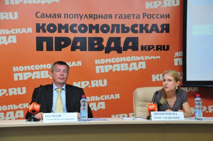 Пресс-центр ИД `Комсомольская правда`. Тема: `Ипотечный бум-2013`. На снимке: директор по маркетингу Национального бюро кредитных историй (НБКИ) Алексей Волков и руководитель Аналитического центра Агентства по ипотечному жилищному кредитованию ОАО `АИЖК` Анна Любимцева.