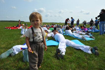 Соревнования по установлению нового национального женского рекорда по парашютному спорту `Жемчужины России 2013`. На снимке: парашютистки во время инструктажа.