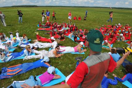 Соревнования по установлению нового национального женского рекорда по парашютному спорту `Жемчужины России 2013`. На снимке: парашютистки во время инструктажа.