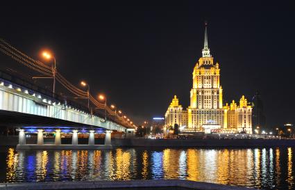 Виды вечерней Москвы. На снимке: вид на гостиницу `Рэдиссон Ройал -Рэдиссон-Московская` (бывшая `Украина`) с Краснопресненской набережной.