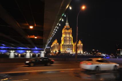 Виды вечерней Москвы. На снимке: вид на гостиницу `Рэдиссон Ройал -Рэдиссон-Московская` (бывшая `Украина`) с Краснопресненской набережной.