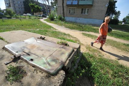 Поселок Давыдово. Семилетняя Вика Жохова выносила мусор и упала в яму с горячей водой, которая образовалась из-за прорыва теплотрассы. Ребенок получил 50% тела. Трагедия произошла по вине управляющей компании, обслуживающей теплотрассу в Орехово-Зуевском районе, т.к. не привела в порядок территорию после земляных работ.