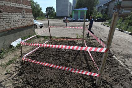 Поселок Давыдово. Семилетняя Вика Жохова выносила мусор и упала в яму с горячей водой, которая образовалась из-за прорыва теплотрассы. Ребенок получил 50% тела. Трагедия произошла по вине управляющей компании, обслуживающей теплотрассу в Орехово-Зуевском районе, т.к. не привела в порядок территорию после земляных работ. На снимке: место происшествия.