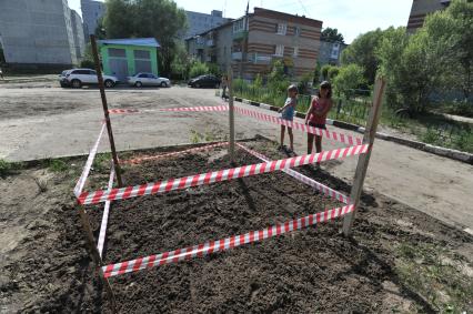 Поселок Давыдово. Семилетняя Вика Жохова выносила мусор и упала в яму с горячей водой, которая образовалась из-за прорыва теплотрассы. Ребенок получил 50% тела. Трагедия произошла по вине управляющей компании, обслуживающей теплотрассу в Орехово-Зуевском районе, т.к. не привела в порядок территорию после земляных работ. На снимке: место происшествия.