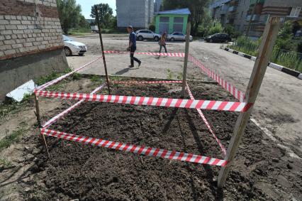 Поселок Давыдово. Семилетняя Вика Жохова выносила мусор и упала в яму с горячей водой, которая образовалась из-за прорыва теплотрассы. Ребенок получил 50% тела. Трагедия произошла по вине управляющей компании, обслуживающей теплотрассу в Орехово-Зуевском районе, т.к. не привела в порядок территорию после земляных работ. На снимке: место происшествия.