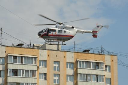 Вертолет Eurocopter EC 145, принадлежащий Управлению по обеспечению мероприятий гражданской защиты Москвы направляется к больнице им. Склифосовского.