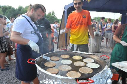 X музыкальный фестиваль `Пикник `Афиши` в Коломенском. На снимке: повар жарит блины.