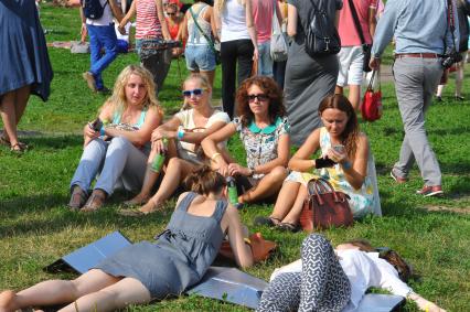 X музыкальный фестиваль `Пикник `Афиши` в Коломенском. На снимке: гости фестиваля.