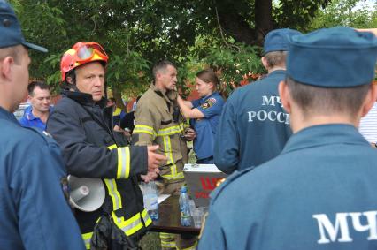 В результате ДТП под Подольском, погибли 18 пассажиров рейсового автобуса. Водитель КамАЗа не уступил дорогу автобусу и на полном ходу протаранил его. В результате удара груженного щебнем грузовика у автобуса оторвало заднюю часть. На снимке: сотрудники МЧС на месте аварии.