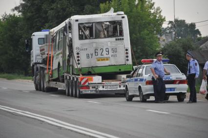 В результате ДТП под Подольском, погибли 18 пассажиров рейсового автобуса. Водитель КамАЗа не уступил дорогу автобусу и на полном ходу протаранил его. В результате удара груженного щебнем грузовика у автобуса оторвало заднюю часть. На снимке: место аварии.