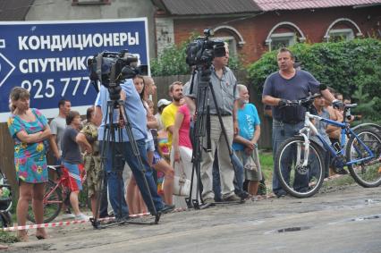 В результате ДТП под Подольском, погибли 18 пассажиров рейсового автобуса. Водитель КамАЗа не уступил дорогу автобусу и на полном ходу протаранил его. В результате удара груженного щебнем грузовика у автобуса оторвало заднюю часть. На снимке: корреспонденты на месте аварии.