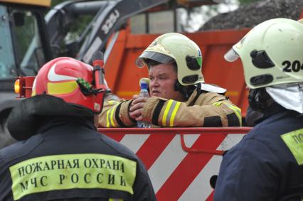 В результате ДТП под Подольском, погибли 18 пассажиров рейсового автобуса. Водитель КамАЗа не уступил дорогу автобусу и на полном ходу протаранил его. В результате удара груженного щебнем грузовика у автобуса оторвало заднюю часть. На снимке: сотрудники МЧС на месте аварии.