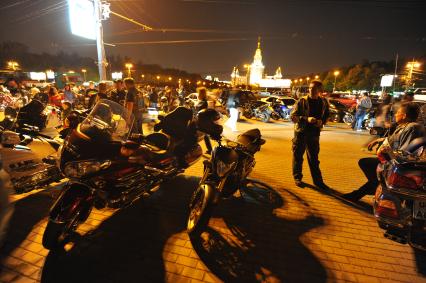 Воробьевы горы. Слет байкеров на смотровой площадке.