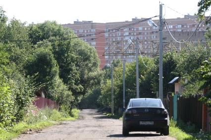 Новая Москва. На снимке: новостройка и дачный сектор.