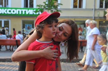 Одесса. Актриса Екатерина Волкова  празднует день рождения младшей дочери  Александры. На снимке:  Екатерина Волкова  и ее сын Богдан