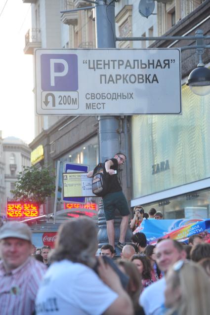 Несанкионированная акция в поддержку блогера, основателя антикоррупционного проекта `РосПил` Алексея Навального, обвиняемого в растрате имущества `Кировлеса` и приговоренного Ленинским судом г.Кирова к пяти годам лишения свободы. На снимке: активисты на Охотном ряду.