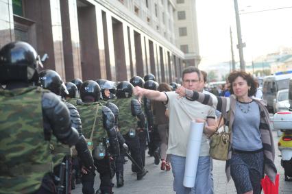 Несанкионированная акция в поддержку блогера, основателя антикоррупционного проекта `РосПил` Алексея Навального, обвиняемого в растрате имущества `Кировлеса` и приговоренного Ленинским судом г.Кирова к пяти годам лишения свободы. На снимке: полицейские.