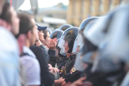 Несанкионированная акция в поддержку блогера, основателя антикоррупционного проекта `РосПил` Алексея Навального, обвиняемого в растрате имущества `Кировлеса` и приговоренного Ленинским судом г.Кирова к пяти годам лишения свободы. На снимке: полицейское оцепление на Охотном Ряду.