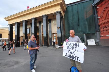 Несанкионированная акция в поддержку блогера, основателя антикоррупционного проекта `РосПил` Алексея Навального, обвиняемого в растрате имущества `Кировлеса` и приговоренного Ленинским судом г.Кирова к пяти годам лишения свободы. На снимке: мужчина держит плакат `Путин врёт, как дышит` у станции `Театральная`.