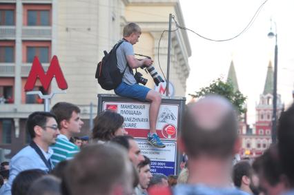 Несанкионированная акция в поддержку блогера, основателя антикоррупционного проекта `РосПил` Алексея Навального, обвиняемого в растрате имущества `Кировлеса` и приговоренного Ленинским судом г.Кирова к пяти годам лишения свободы. На снимке: активисты на Манежной площади.