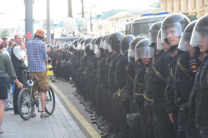 Несанкионированная акция в поддержку блогера, основателя антикоррупционного проекта `РосПил` Алексея Навального, обвиняемого в растрате имущества `Кировлеса` и приговоренного Ленинским судом г.Кирова к пяти годам лишения свободы. На снимке: полицейское оцепление на Охотном Ряду.