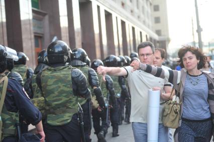 Несанкионированная акция в поддержку блогера, основателя антикоррупционного проекта `РосПил` Алексея Навального, обвиняемого в растрате имущества `Кировлеса` и приговоренного Ленинским судом г.Кирова к пяти годам лишения свободы. На снимке: полицейские.