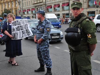 Несанкионированная акция в поддержку блогера, основателя антикоррупционного проекта `РосПил` Алексея Навального, обвиняемого в растрате имущества `Кировлеса` и приговоренного Ленинским судом г.Кирова к пяти годам лишения свободы. На снимке: активистка держит плакат `Многодетные мама за многдетного папу П.Офицерова`.