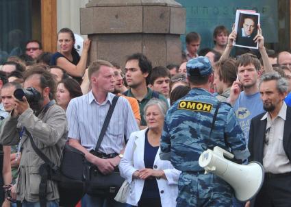 Несанкионированная акция в поддержку блогера, основателя антикоррупционного проекта `РосПил` Алексея Навального, обвиняемого в растрате имущества `Кировлеса` и приговоренного Ленинским судом г.Кирова к пяти годам лишения свободы на Манежной площади. На снимке: активистка держит фотографию Навального.