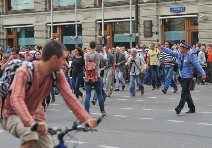 Несанкионированная акция в поддержку блогера, основателя антикоррупционного проекта `РосПил` Алексея Навального, обвиняемого в растрате имущества `Кировлеса` и приговоренного Ленинским судом г.Кирова к пяти годам лишения свободы на Манежной площади.