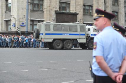 Несанкионированная акция в поддержку блогера, основателя антикоррупционного проекта `РосПил` Алексея Навального, обвиняемого в растрате имущества `Кировлеса` и приговоренного Ленинским судом г.Кирова к пяти годам лишения свободы. На снимке: активисты у здания Государственной думы РФ.