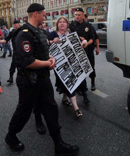 Несанкионированная акция в поддержку блогера, основателя антикоррупционного проекта `РосПил` Алексея Навального, обвиняемого в растрате имущества `Кировлеса` и приговоренного Ленинским судом г.Кирова к пяти годам лишения свободы на Манежной площади. На снимке: полицейские задерживают активистку.