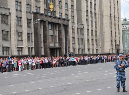 Несанкионированная акция в поддержку блогера, основателя антикоррупционного проекта `РосПил` Алексея Навального, обвиняемого в растрате имущества `Кировлеса` и приговоренного Ленинским судом г.Кирова к пяти годам лишения свободы. На снимке: активисты у здания Государственной думы РФ.