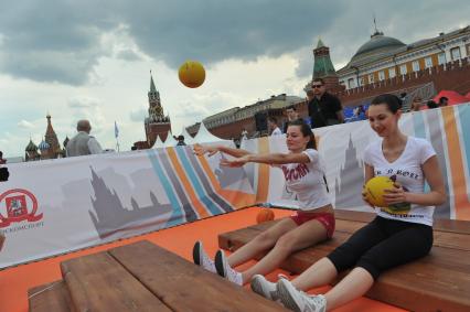 Красная площадь. Претендентки на титул `Мисс Москва-2013` сдают нормы ГТО. На снимке: девушки с мячом.