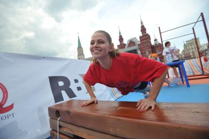 Красная площадь. Претендентки на титул `Мисс Москва-2013` сдают нормы ГТО. На снимке: девушка отжимается.