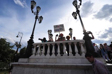 Несанкионированная акция в поддержку блогера, основателя антикоррупционного проекта `РосПил` Алексея Навального, обвиняемого в растрате имущества `Кировлеса` и приговоренного Ленинским судом г.Кирова к пяти годам лишения свободы на Манежной площади.