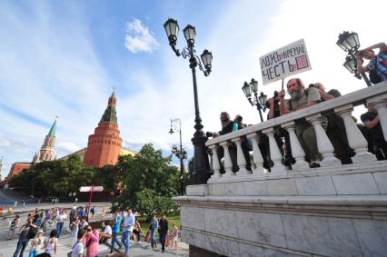 Несанкионированная акция в поддержку блогера, основателя антикоррупционного проекта `РосПил` Алексея Навального, обвиняемого в растрате имущества `Кировлеса` и приговоренного Ленинским судом г.Кирова к пяти годам лишения свободы на Манежной площади.