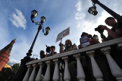 Несанкионированная акция в поддержку блогера, основателя антикоррупционного проекта `РосПил` Алексея Навального, обвиняемого в растрате имущества `Кировлеса` и приговоренного Ленинским судом г.Кирова к пяти годам лишения свободы на Манежной площади.